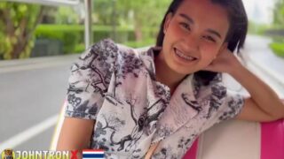 หนังโป๊ไทย JohntronX – Pam น้องสายป่านสาวไทยในคอมมูนิตี้มอลล์ พี่จอห์นแกจีบแล้วชวนขึ้นตุ๊กๆ เข้าที่พักถ่ายรูปเย็ดจนแตกใน