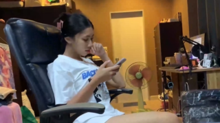 คลิปโป๊เด็ด น้องเบลล์ นั่งเล่นมือถืออยู่หันมาเห็นผัวควักออกมาชัก เงี่ยนเลยมาโม๊คแล้วเย็ดกันเลย