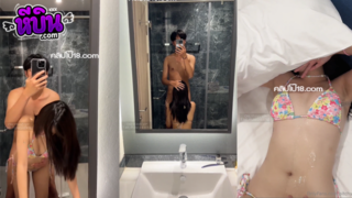คลิปหลุด Onlyfans Pitchytd น้องเบล คุกเข่าลงกับพื้นกระเบื้อง จับท่อนเอ็นยักษ์ลำเขื่องมาจ่อปากเรียวบาง แล้วค่อยๆ อมโม๊คจนมิดลำ รูดขึ้นรูดลงจนน้ำลายผสมน้ำจากฝักบัวไหลเยิ้มหยดติ๋งๆ