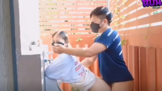 คลิปหลุด Fwbfuckwithbabe ชวนกันไปเย็ดหีกัยเสียวหลังห้องน้ำชายพาแฟนสาวไปยืนกระแทกหีคาชุดเอามือปิดปากไว้กลัวครางเสียงดัง