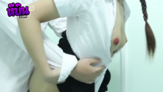คลิปหลุด คู่รักวัยรุ่น เย็ดแฟนสาว ผิวขาวหัวนมอมชมพู จับซอยหีท่าหมาคาชุดนักศึกษา เย็ดซะเสียวหี ครางฟินจัด ก่อนจะลากไปเย็ดตรงเก้าอี้ ซอยแบบไม่ยั้ง งานนี้เย็ดสด ตอกหีตูดขาวๆก่อนจะแตกนอก น้ำควยเต็มตูดขาวๆ