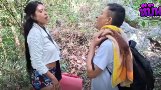 คลิปหลุด สาวใหญ่นมโตเจอหนุ่มเดินลงทางมาตรงนี้เงี่ยนหีพอดีทำเป็นเข้าไปคุยสอนทำสติก่อนจับควยโม็คนั่งขย่มควยเสียวๆคาชุดนมเด้งๆกลางป่ามันส์ๆ